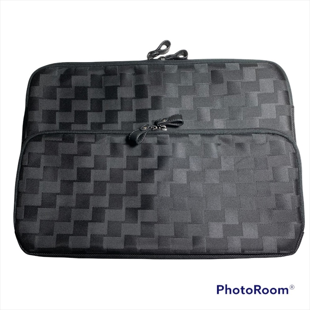 NWOT Solo 16” soft padded laptop case